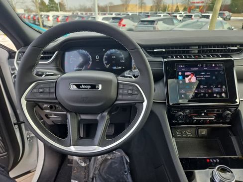Used 2025 Jeep Grand Cherokee L Altitude image 11