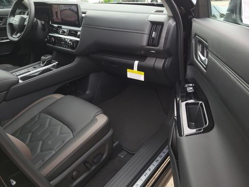 New 2026 Nissan Pathfinder Platinum FWD image 11