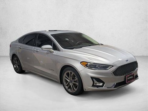 Used 2019 Ford Fusion Titanium image 3