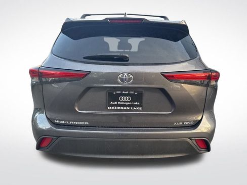 Used 2022 Toyota Highlander XLE image 9