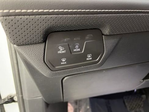 Used 2025 Volkswagen Atlas SE image 29