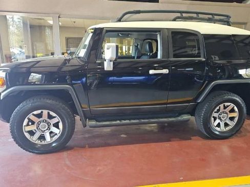 Used 2014 Toyota FJ Cruiser 4WD w/ Upgrade Package image 7