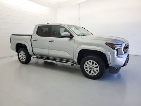 Used 2025 Toyota Tacoma SR5 image 4