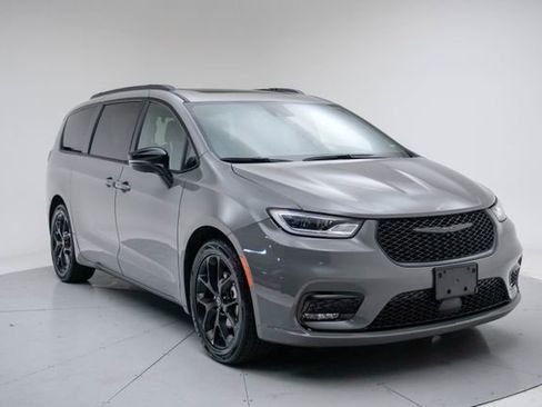 Used 2025 Chrysler Pacifica Limited FWD image 11