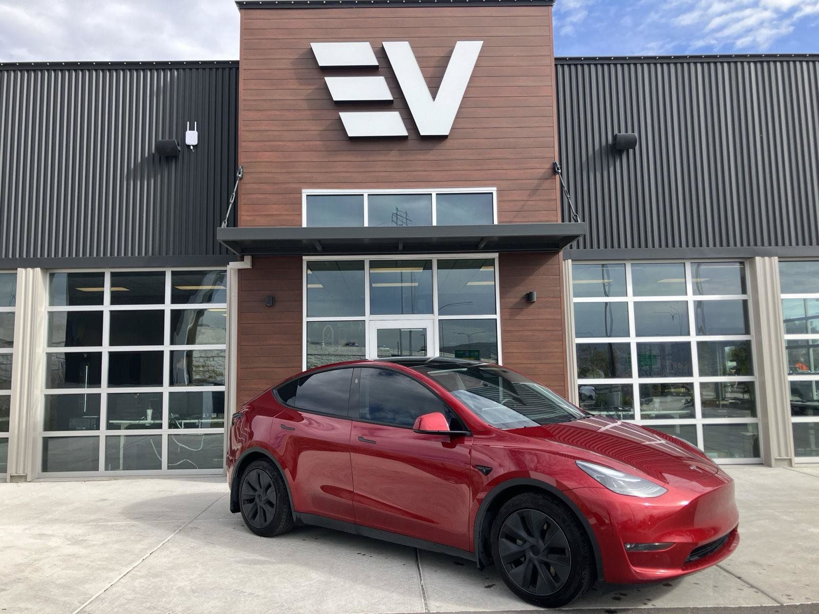 Used 2024 Tesla Model Y Long Range AWD/4WD image 1