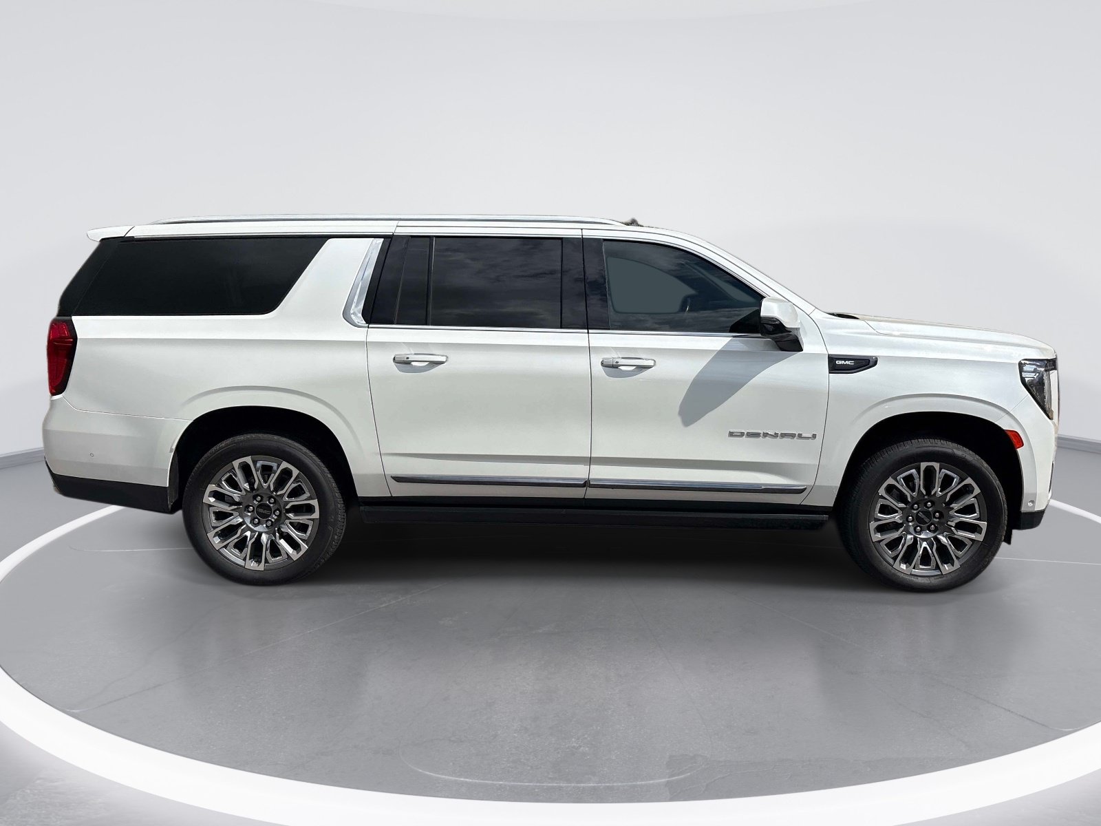 Used 2023 GMC Yukon XL Denali Ultimate AWD/4WD image 9