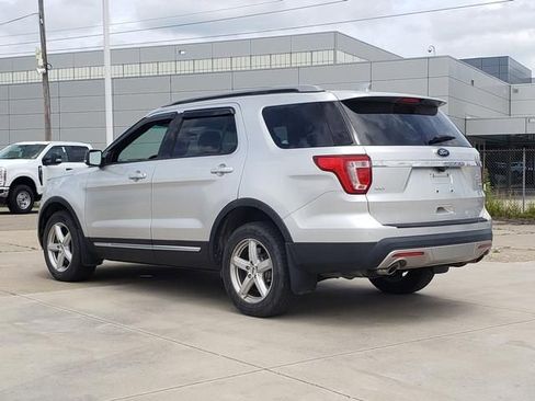Used 2017 Ford Explorer XLT w/ XLT Technology Feature Bundle AWD/4WD image 8