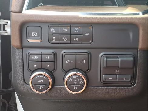 Used 2025 Chevrolet Tahoe High Country AWD/4WD image 13