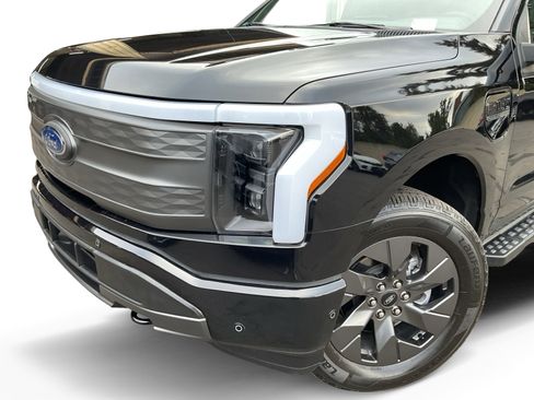 Used 2022 Ford F150 Lightning Lariat image 9