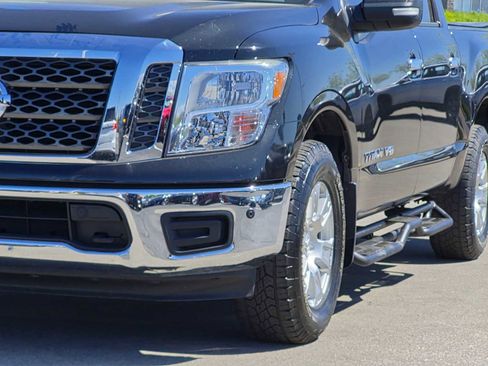 Used 2018 Nissan Titan SV w/ SV Convenience Package AWD/4WD image 10
