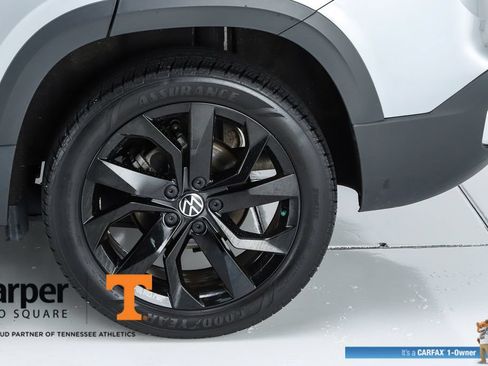 Used 2023 Volkswagen Taos SE w/ Panoramic Sunroof Package FWD image 43