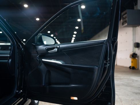 Used 2014 Toyota Camry SE image 32