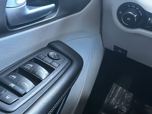 Used 2023 Chrysler Pacifica Touring-L image 34