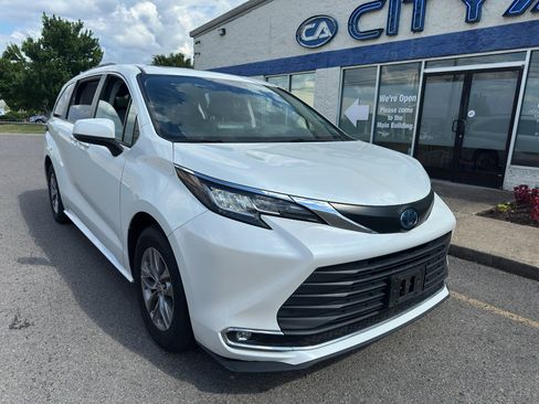Used 2023 Toyota Sienna XLE FWD image 2