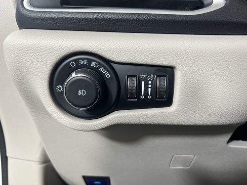 Used 2024 Chrysler Pacifica Touring-L AWD/4WD image 17