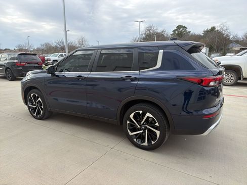 Used 2024 Mitsubishi Outlander SE image 3