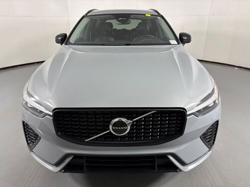 Used 2025 Volvo XC60 B5 Core AWD/4WD image 3
