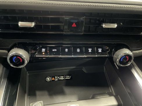 Used 2025 Chevrolet Suburban LT w/ Comfort Package AWD/4WD image 19