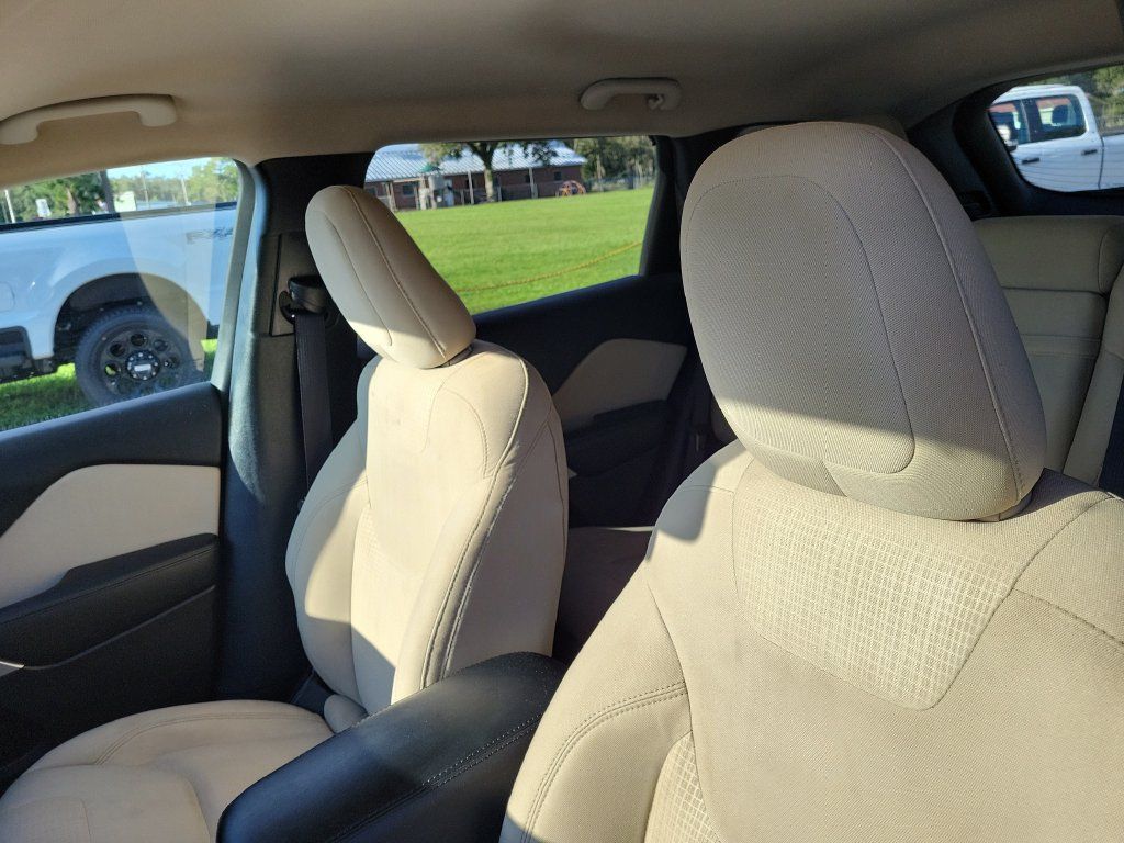 Used 2017 Jeep Cherokee Latitude w/ Comfort/Convenience Group AWD/4WD image 25