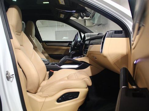 Used 2022 Porsche Cayenne Turbo image 21