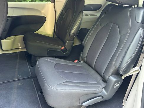 Used 2022 Chrysler Voyager LX FWD image 13