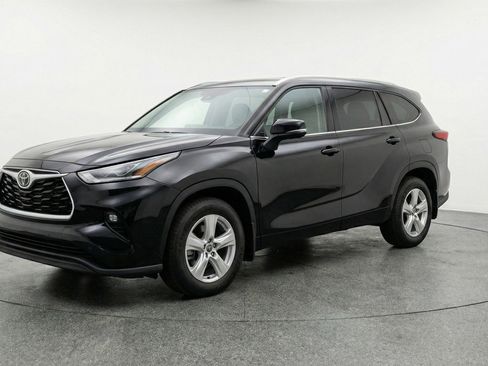 Used 2025 Toyota Highlander LE FWD image 3