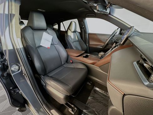 Used 2023 Toyota Venza XLE image 27