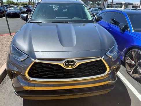 Used 2022 Toyota Highlander XLE FWD image 2