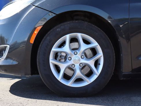 Used 2018 Chrysler Pacifica Touring Plus w/ Tire & Wheel Group FWD image 23