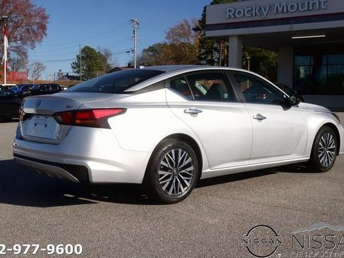 Used 2024 Nissan Altima 2.5 SV image 5