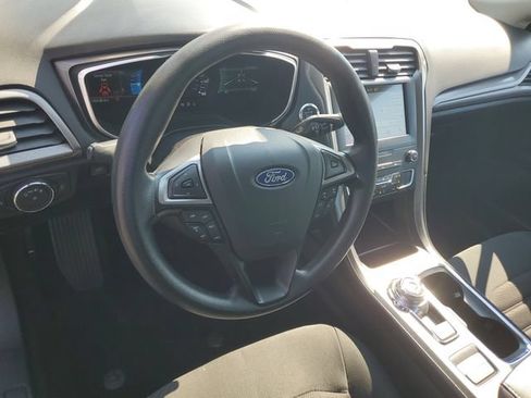 Used 2019 Ford Fusion SE FWD image 17