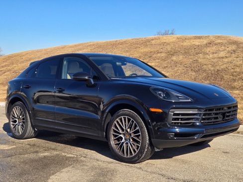 Certified 2023 Porsche Cayenne Platinum Edition image 9
