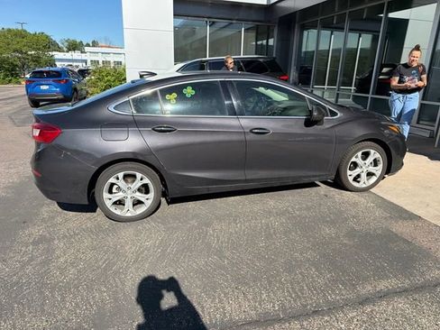 Used 2017 Chevrolet Cruze Premier FWD image 4