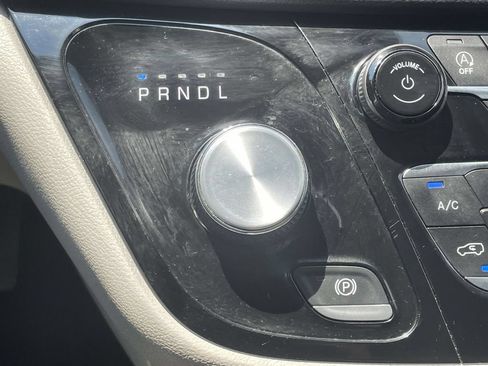 Certified 2023 Chrysler Pacifica Touring-L FWD image 38