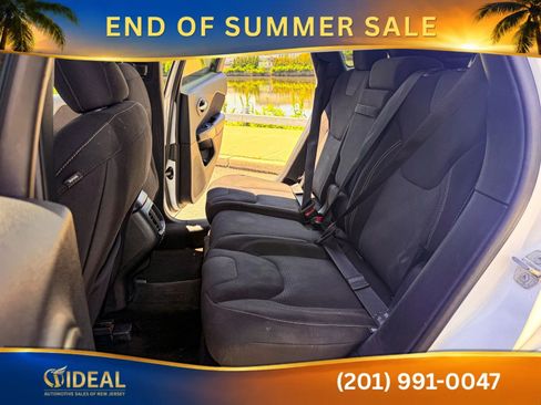 Used 2016 Jeep Cherokee Latitude w/ Cold Weather Group AWD/4WD image 16