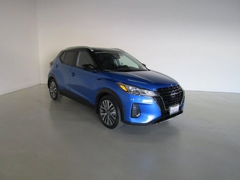 Used 2023 Nissan Kicks SV image 3