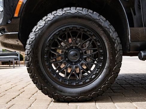 Used 2025 Chevrolet Suburban Z71 w/ Comfort Package image 13