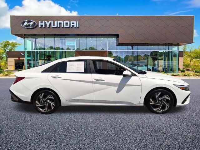 Used 2025 Hyundai Elantra Limited FWD image 5