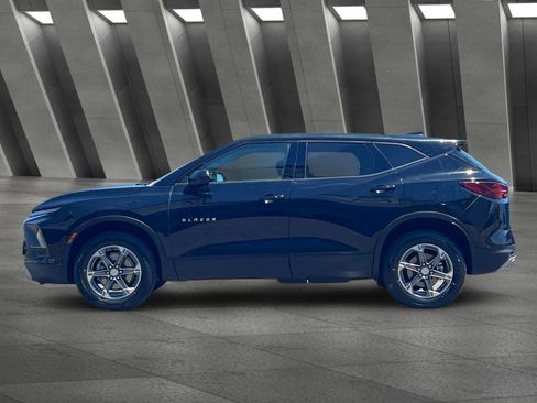 Used 2025 Chevrolet Blazer LT FWD image 7