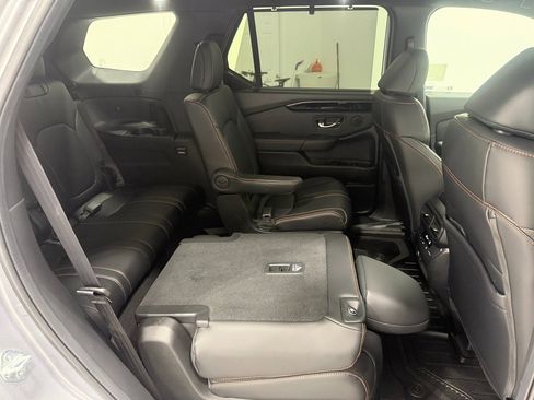 Used 2025 Honda Pilot TrailSport image 32