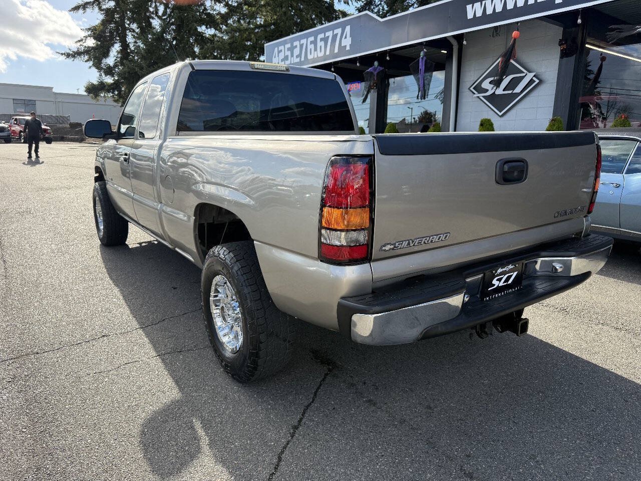 Used 2001 Chevrolet Silverado 2500 LS w/ Firm Ride Suspension Pkg AWD/4WD image 3