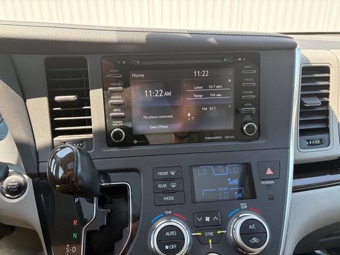 Used 2018 Toyota Sienna XLE w/ Carpet Mat Package FWD image 39