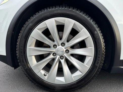 Used 2018 Tesla Model X 75D image 21