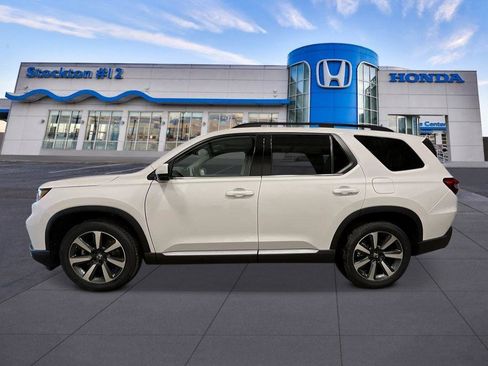 New 2025 Honda Pilot Touring image 2