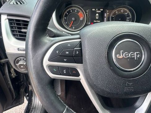 Used 2018 Jeep Cherokee Latitude Plus w/ Cold Weather Group AWD/4WD image 12