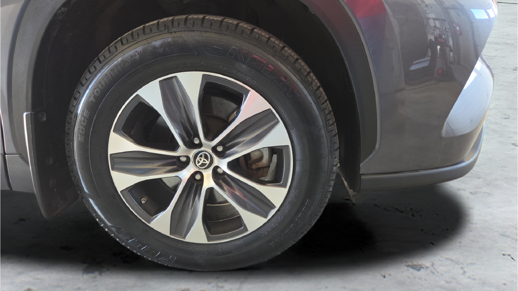 Certified 2020 Toyota Highlander XLE AWD/4WD image 40
