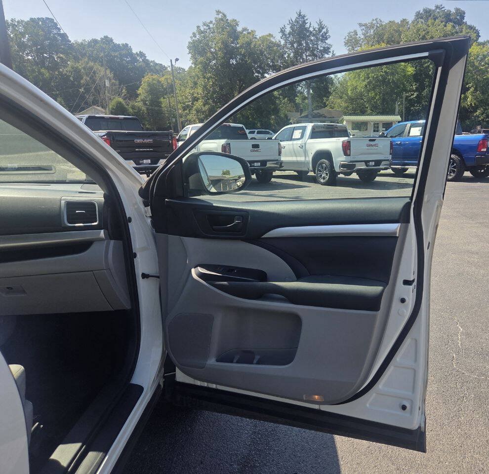 Used 2019 Toyota Highlander LE FWD image 19