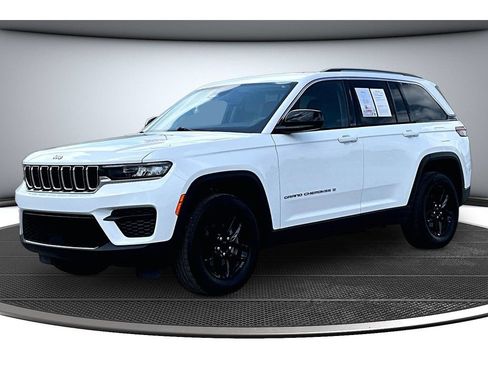 Certified 2024 Jeep Grand Cherokee Laredo AWD/4WD image 16