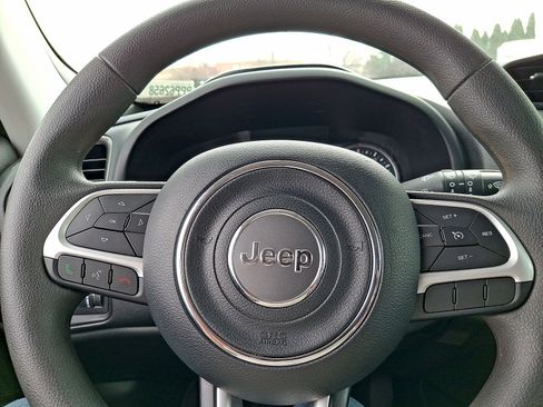 Used 2023 Jeep Renegade Latitude AWD/4WD image 16
