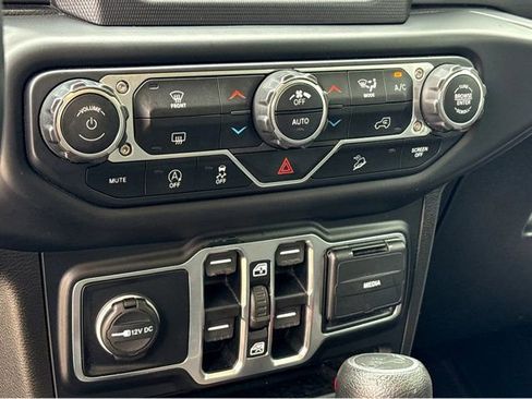 Used 2020 Jeep Wrangler Unlimited Sahara AWD/4WD image 30